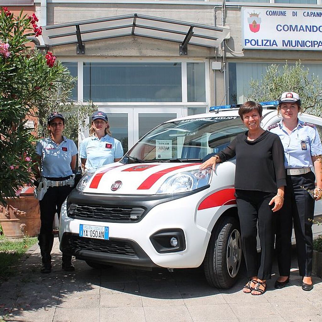 L'assessore Lucia Micheli con la comandante della Polizia Municipale Debora Arrighi ed alcuni agenti