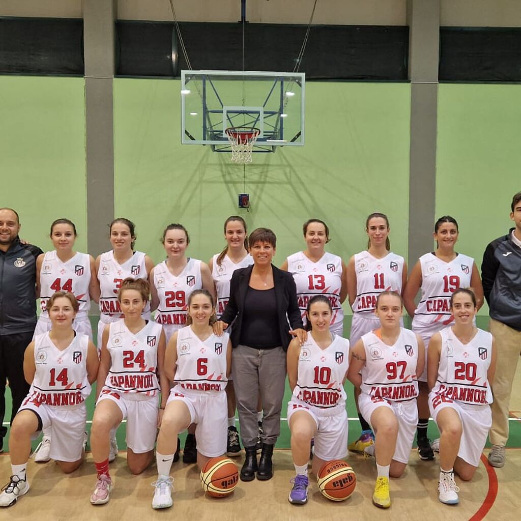 L'assessore Micheli con la squadra di basket femminile e il team