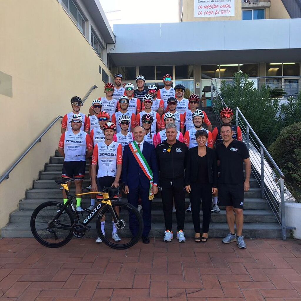 Il sindaco Menesini e l'assessore Micheli con il team Zerosei Cycling