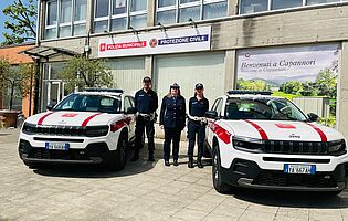 La comandante della Polizia Municipale, Debora Arrighi e due agenti con i due nuovi mezzi