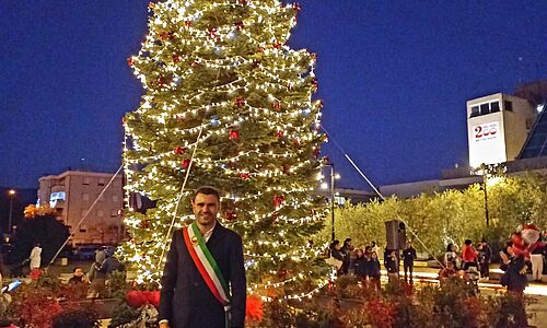 Il sindaco Giordano Del Chiaro all'accensione dell'albero di Natale in piazza Aldo Moro