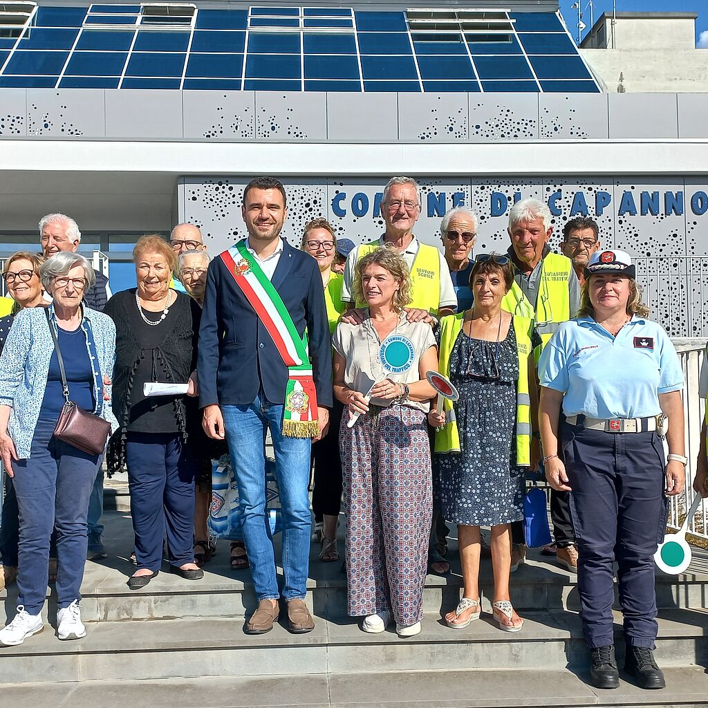 Torna anche per l’anno scolastico 2024-2025 il servizio dei 'nonni e delle nonne vigili', volontari e volontarie delle associazioni Anteas della Piana est e Auser, grazie al quale l'entrata e l'uscita da scuola per i bambini e i ragazzi delle scuole primarie e secondarie di primo grado capannoresi viene resa più sicura. Il servizio realizzato in convenzione con il Comune, si svolge presso i plessi scolastici che si trovano vicino ad alcune delle strade più transitate del territorio: le scuole secondarie di primo grado di Capannori, San Leonardo in Treponzio e Camigliano e le scuole primarie di Guamo, Lammari, Lunata, Segromigno in Piano, Capannori e Camigliano. I volontari, muniti di palette e pettorine catarifrangenti, si occupano della vigilanza degli attraversamenti pedonali nei due momenti di maggiore afflusso della giornata e oltre a contribuire alla sicurezza stradale vigilando gli attraversamenti pedonali e altri punti sensibili, possono anche fare segnalazioni alla polizia municipale su tutto quello che accade attorno alla scuola. Ad alcuni giorni dall’inizio del nuovo anno scolastico le presidenti delle due associazioni Anna Maria Fanucchi, presidente di Anteas della Piana Est e Gianfranca Bertini, presidente di Auser, insieme ad alcuni volontari, questo pomeriggio (martedì) sono stati ricevuti in Comune dal sindaco, Giordano Del Chiaro e dall'assessora alle politiche educative, Silvia Sarti, che li hanno accolti insieme alla comandante della Polizia Municipale, Debora Arrighi. “Questo servizio è molto importante nel supportare l’attività della polizia municipale aiutando ad assicurare una maggiore sicurezza agli alunni all'entrata e all'uscita da scuola - afferma l’assessora alle politiche educative, Silvia Sarti -. Un'attività che negli anni è divenuta sempre più apprezzata, oltre che dall'amministrazione, anche dalle famiglie, dagli insegnanti e dal personale degli istituti scolastici e che presenta risvolti positivi anche dal punto di vista educativo per il rapporto di fiducia che si instaura fra i volontari e gli studenti. Ringraziamo tutti i volontari per il loro impegno in favore della comunità”.