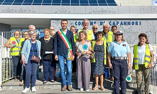 Torna anche per l’anno scolastico 2024-2025 il servizio dei 'nonni e delle nonne vigili', volontari e volontarie delle associazioni Anteas della Piana est e Auser, grazie al quale l'entrata e l'uscita da scuola per i bambini e i ragazzi delle scuole primarie e secondarie di primo grado capannoresi viene resa più sicura. Il servizio realizzato in convenzione con il Comune, si svolge presso i plessi scolastici che si trovano vicino ad alcune delle strade più transitate del territorio: le scuole secondarie di primo grado di Capannori, San Leonardo in Treponzio e Camigliano e le scuole primarie di Guamo, Lammari, Lunata, Segromigno in Piano, Capannori e Camigliano. I volontari, muniti di palette e pettorine catarifrangenti, si occupano della vigilanza degli attraversamenti pedonali nei due momenti di maggiore afflusso della giornata e oltre a contribuire alla sicurezza stradale vigilando gli attraversamenti pedonali e altri punti sensibili, possono anche fare segnalazioni alla polizia municipale su tutto quello che accade attorno alla scuola. Ad alcuni giorni dall’inizio del nuovo anno scolastico le presidenti delle due associazioni Anna Maria Fanucchi, presidente di Anteas della Piana Est e Gianfranca Bertini, presidente di Auser, insieme ad alcuni volontari, questo pomeriggio (martedì) sono stati ricevuti in Comune dal sindaco, Giordano Del Chiaro e dall'assessora alle politiche educative, Silvia Sarti, che li hanno accolti insieme alla comandante della Polizia Municipale, Debora Arrighi. “Questo servizio è molto importante nel supportare l’attività della polizia municipale aiutando ad assicurare una maggiore sicurezza agli alunni all'entrata e all'uscita da scuola - afferma l’assessora alle politiche educative, Silvia Sarti -. Un'attività che negli anni è divenuta sempre più apprezzata, oltre che dall'amministrazione, anche dalle famiglie, dagli insegnanti e dal personale degli istituti scolastici e che presenta risvolti positivi anche dal punto di vista educativo per il rapporto di fiducia che si instaura fra i volontari e gli studenti. Ringraziamo tutti i volontari per il loro impegno in favore della comunità”.