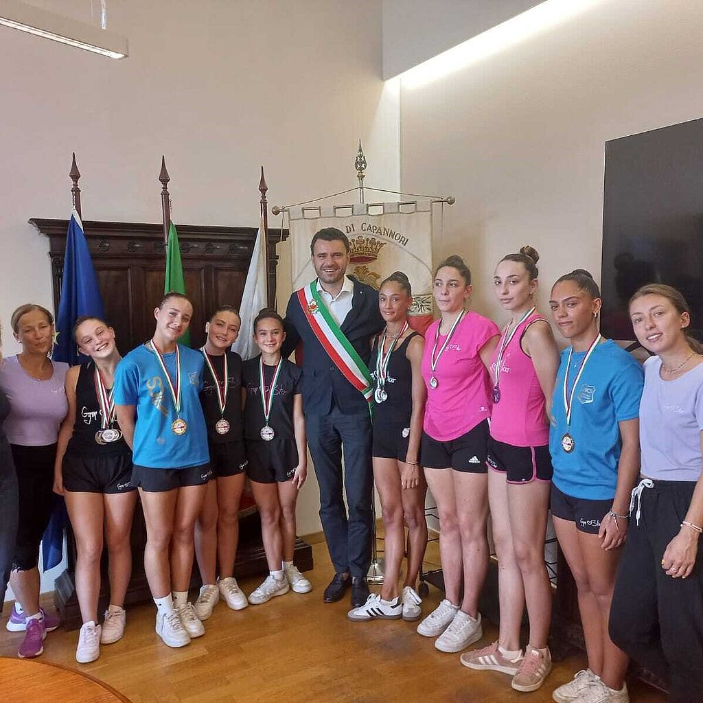 Il sindaco Giordano Del Chiaro e l'assessore Serena Frediani con le rappresentanti della Gym Star