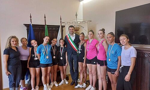 Il sindaco Giordano Del Chiaro e l'assessore Serena Frediani con le rappresentanti della Gym Star