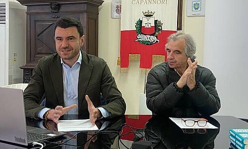 Il sindaco Giordano Del Chiaro e il coordinatore del Centro di Ricerca Rifiuti Zero Rossano Ercolini