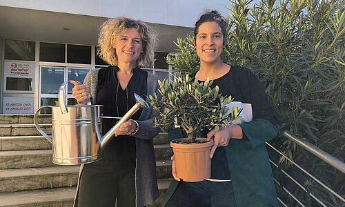 Le assessore Silvia Sarti e Claudia Berti con uno dei piccoli alberi