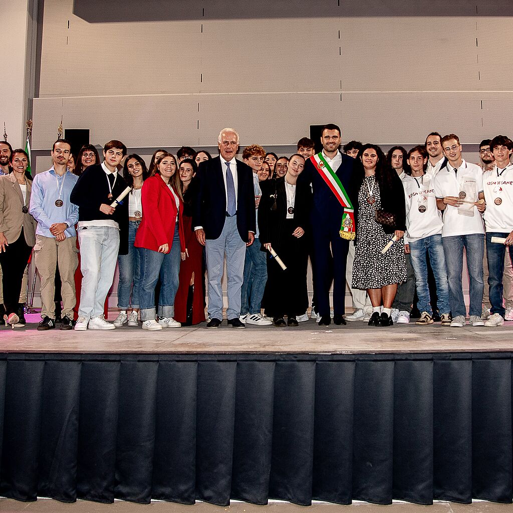 Un gruppo di premiati con il sindaco Giordano Del Chiaro e il presidente della Regione Toscana, Eugenio Giani