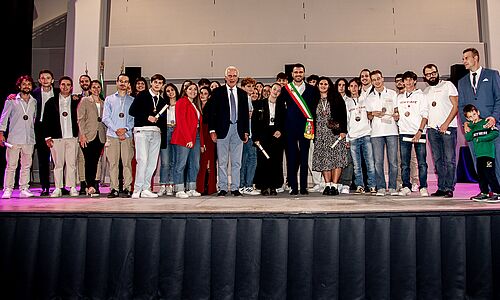 Un gruppo di premiati con il sindaco Giordano Del Chiaro e il presidente della Regione Toscana, Eugenio Giani