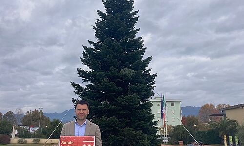 Il sindaco Giordano Del Chiaro davanti all'albero di Natale